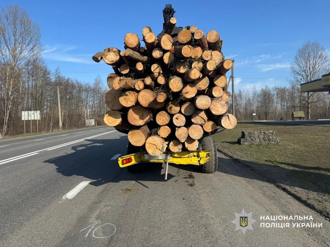 Смертельна ДТП на Чернігівщині: водій Peugeot врізався у трактор із деревиною і загинув