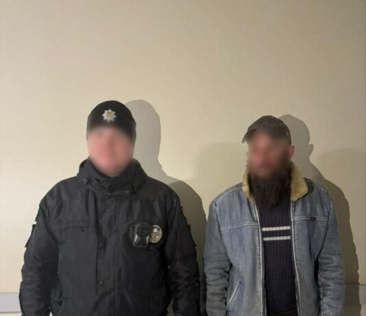 Вдарив знайомого ножем у живіт та порізав ноги: на Чернігівщині п‘янка на березі річки закінчилося сваркою