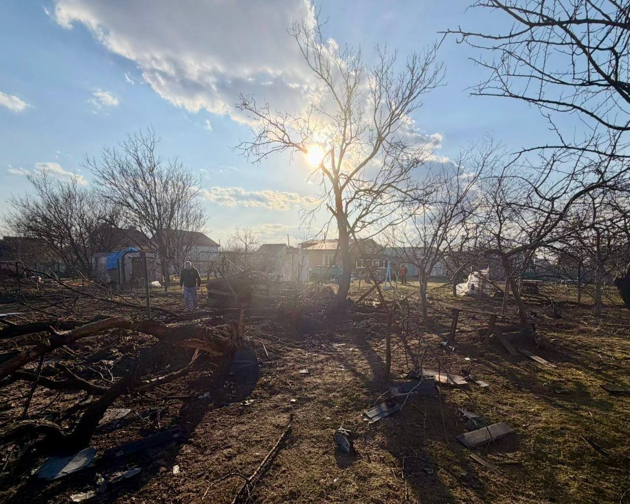 Російський БпЛА впав на приватну ділянку у Чернігові: пошкоджено 8 будинків, вибито щонайменше 30 вікон