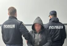 Вихопив мобільний телефон і втік: у Чернігові швидко затримали грабіжника