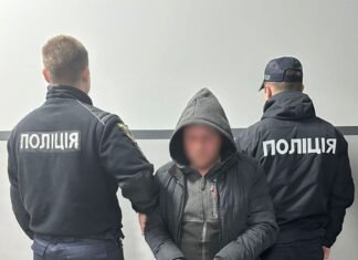 Вихопив мобільний телефон і втік: у Чернігові швидко затримали грабіжника