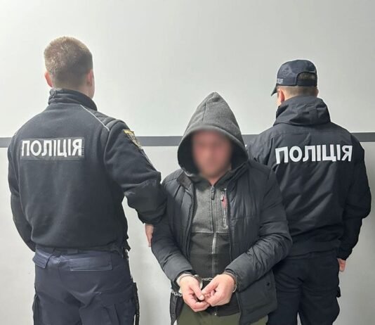 Вихопив мобільний телефон і втік: у Чернігові швидко затримали грабіжника