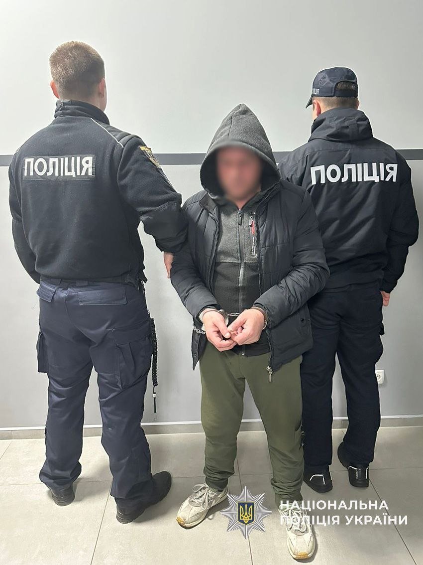 Вихопив мобільний телефон і втік: у Чернігові швидко затримали грабіжника