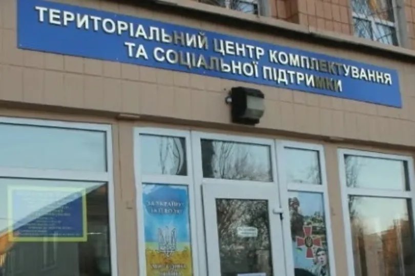У Чернігівському районі російський дрон влучив у будівлю прокуратури та РТЦК
