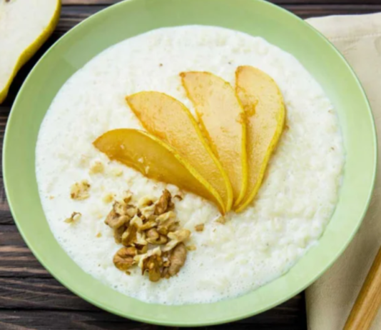 Суботній рецепт: вівсянка з карамелізованою грушею