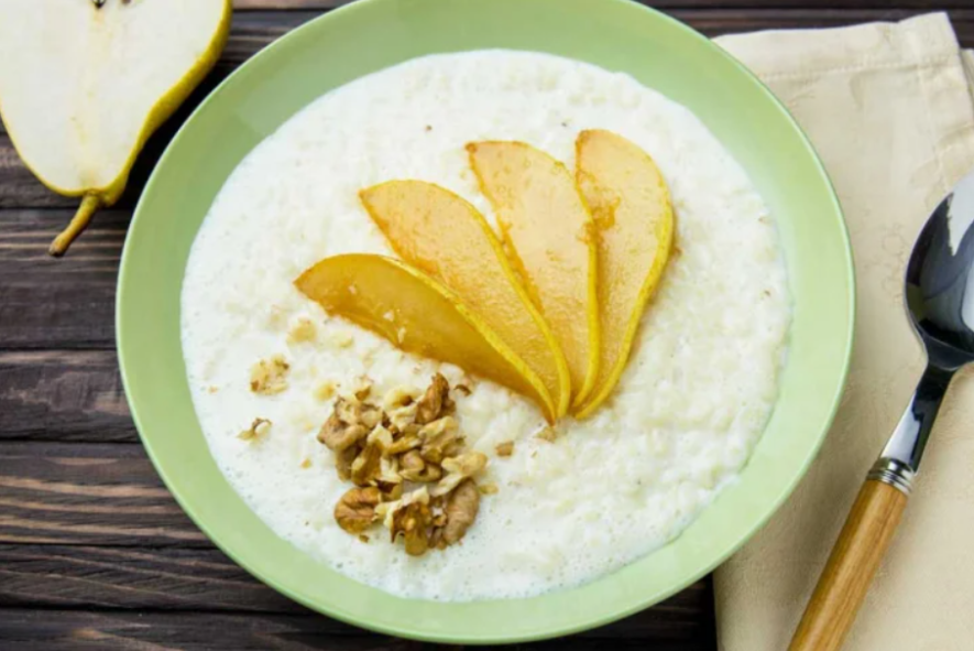 Суботній рецепт: вівсянка з карамелізованою грушею