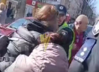 Сутичка з поліцією на проспекті Левка Лукʼяненка у Чернігові