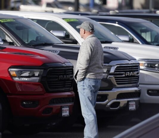 Нанесли 14 ножевых ранений: в Польше напали на украинца, который продавал злоумышленникам авто