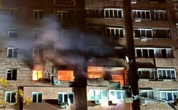 Россияне ударили по нескольким районам Днепра: горят квартиры и магазин (видео)