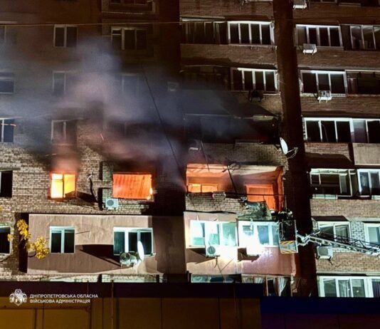 Россияне ударили по нескольким районам Днепра: горят квартиры и магазин (видео)