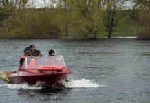 Через паводок на Чернігівщині відрізані села: рятувальники перевозять людей човнами