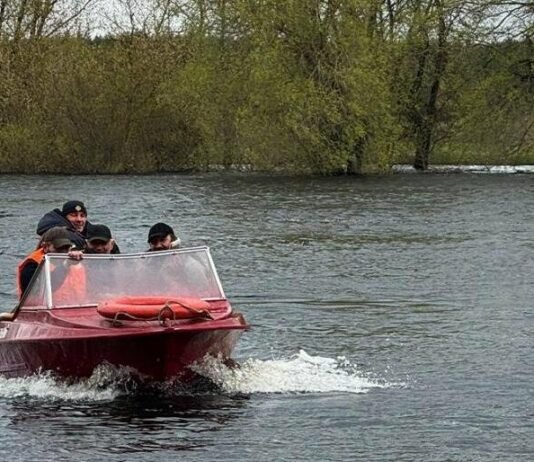 Через паводок на Чернігівщині відрізані села: рятувальники перевозять людей човнами