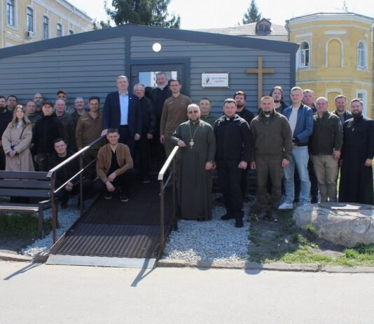 Місце молитви, надії та підтримки: у військовому госпіталі Чернігова освятили духовний центр для захисників
