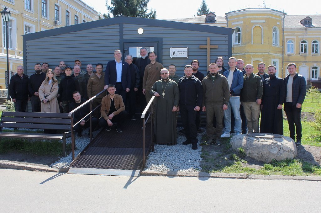 Місце молитви, надії та підтримки: у військовому госпіталі Чернігова освятили духовний центр для захисників
