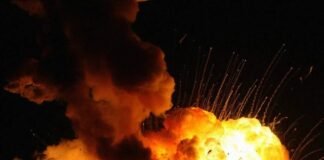 Россияне ударили по Днепру: пылает административное здание (видео)