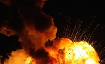 Россияне ударили по Днепру: пылает административное здание (видео)