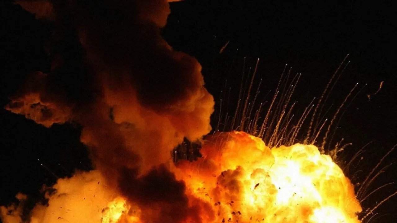 Россияне ударили по Днепру: пылает административное здание (видео)