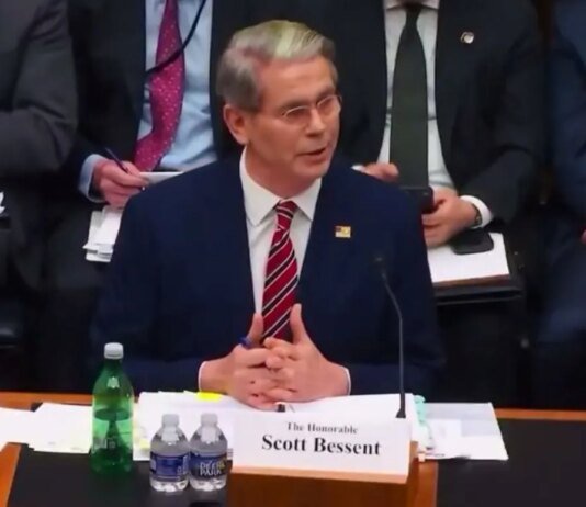 США не продовжуватимуть скасування санкцій щодо російської нафти — Бессент