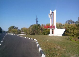 рф з ранку атакує адмінбудівлі у Чернігові, є поранені