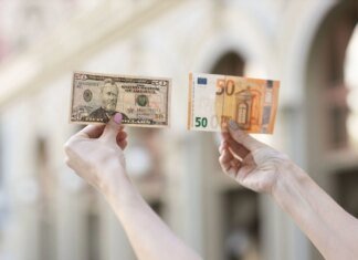 Курс валют на 17 квітня: гривня знову просіла