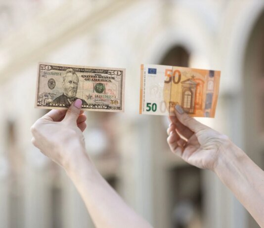 Курс валют на 17 квітня: гривня знову просіла