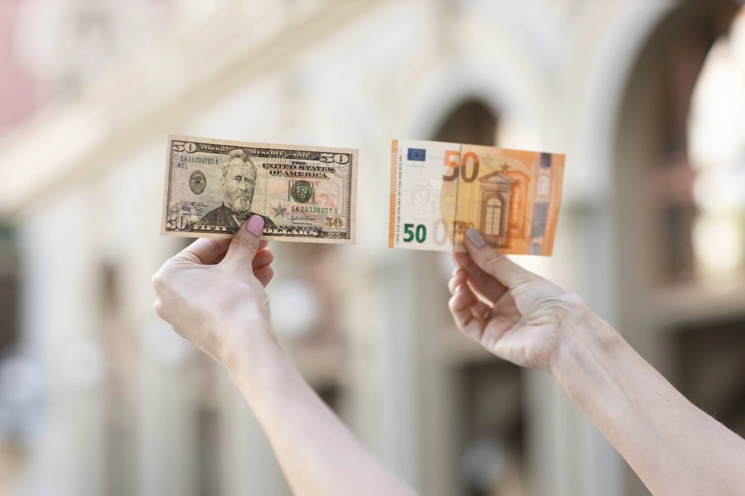 Курс валют на 17 квітня: гривня знову просіла