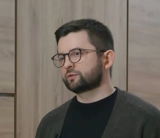 Від критики до тиску: як скандальний лікар Русаков намагається вплинути на суд у справі про смерть Аднана Ківана