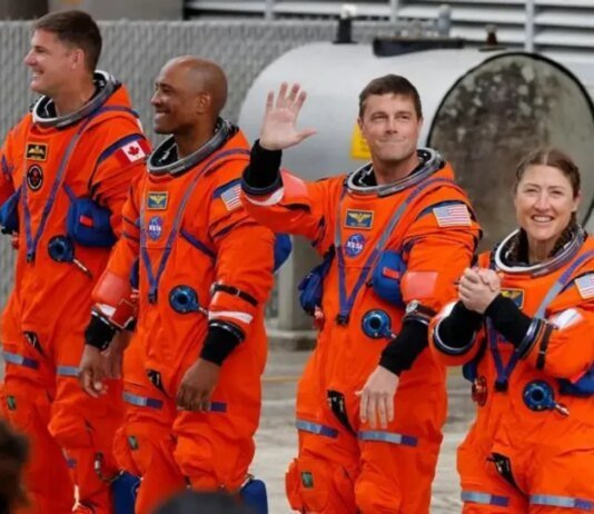 Як проходить політ Artemis II до Місяця