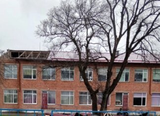 Буревій прокотився західними областями — є перебої зі світлом і пошкодження