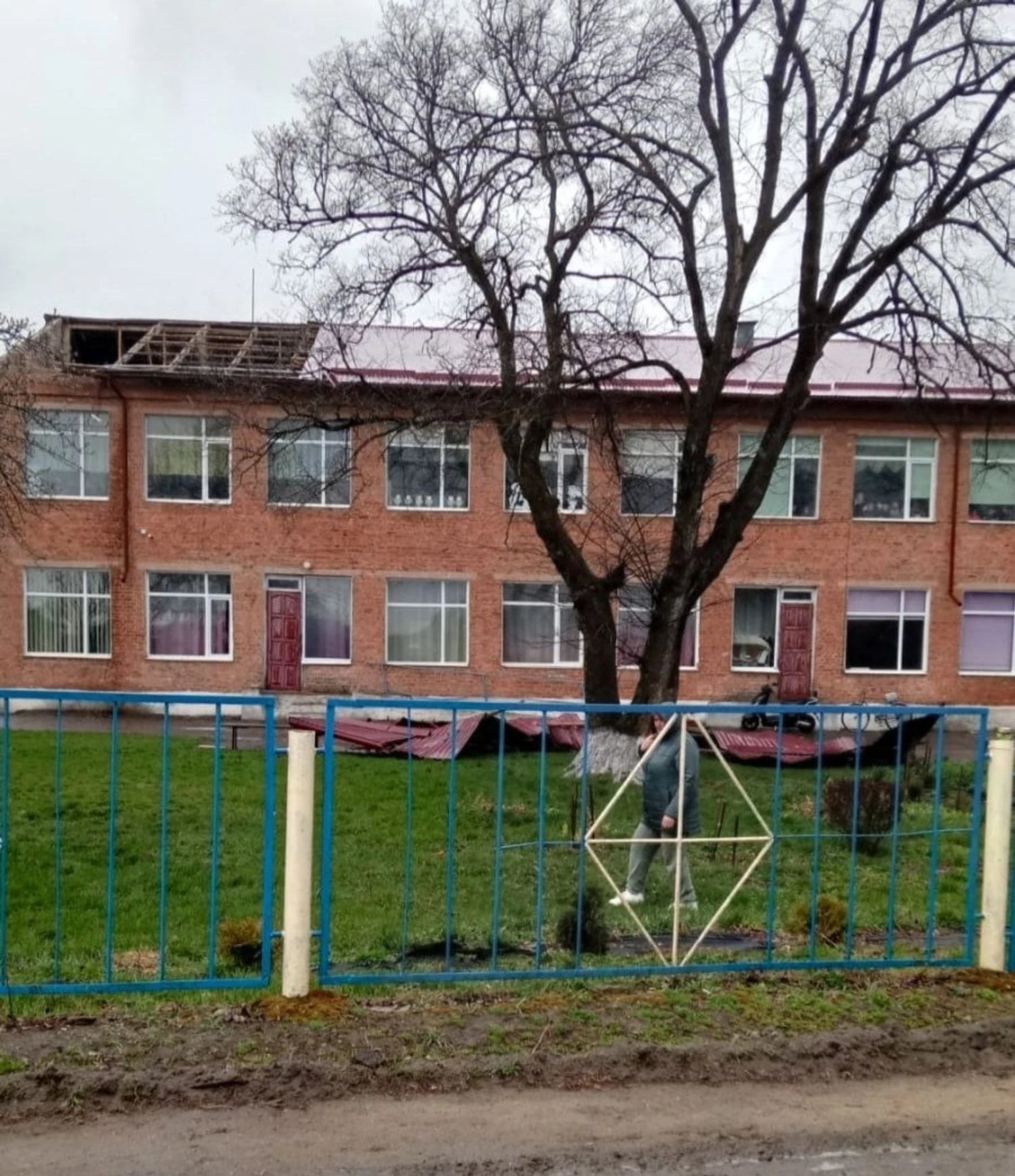 Буревій прокотився західними областями — є перебої зі світлом і пошкодження