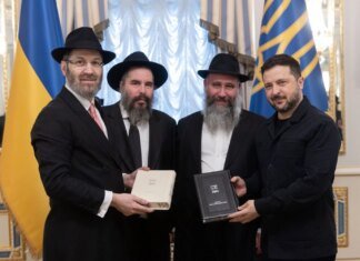 Зеленський зустрівся з рабинами та отримав першу Тору українською мовою