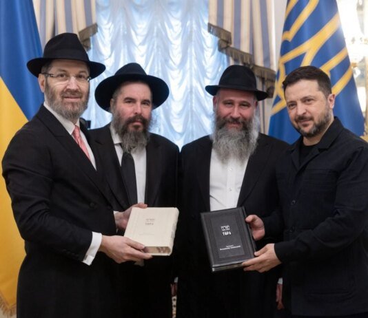 Зеленський зустрівся з рабинами та отримав першу Тору українською мовою