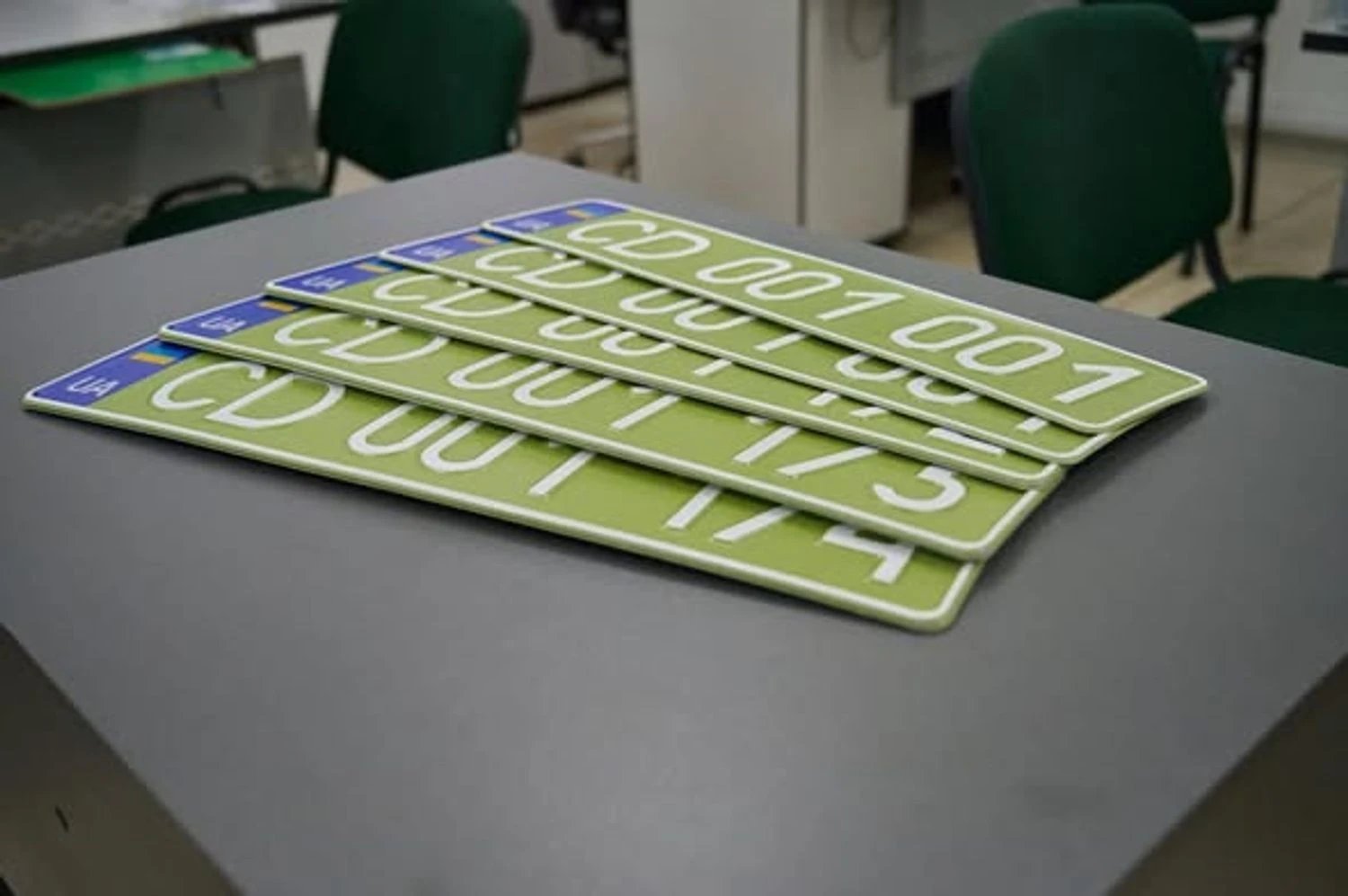 Україна ввела нові дипломатичні номерні знаки