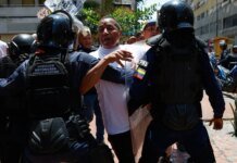 У столиці Венесуели протестувальників не пустили до палацу, вони вимагають підвищення зарплат і пенсій