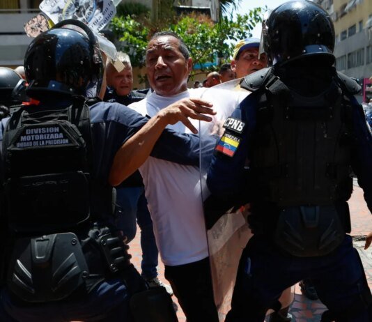 У столиці Венесуели протестувальників не пустили до палацу, вони вимагають підвищення зарплат і пенсій