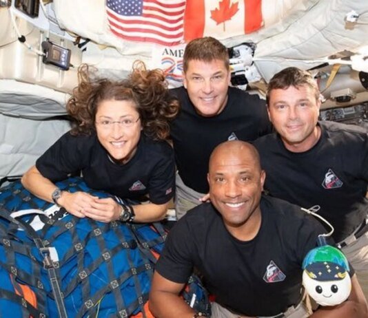 Капсула Orion здійснила ідеальне приводнення, екіпаж у відмінному стані — NASA