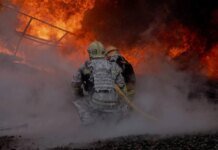 російські дрони тричі атакували промислову зону в Сумах — виникли пожежі