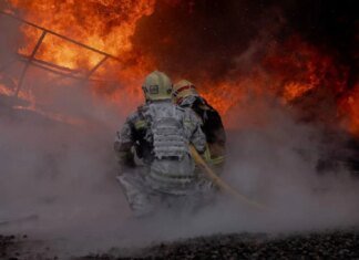 російські дрони тричі атакували промислову зону в Сумах — виникли пожежі