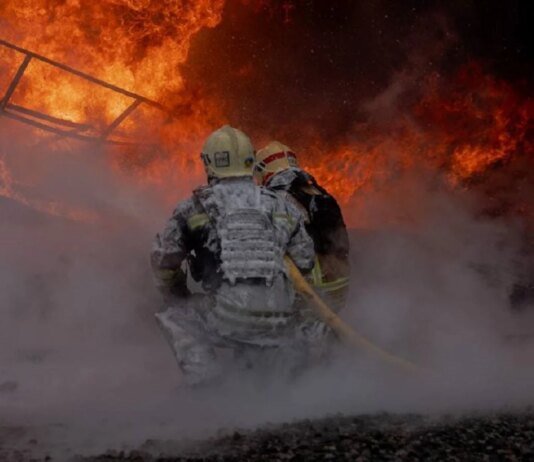 російські дрони тричі атакували промислову зону в Сумах — виникли пожежі
