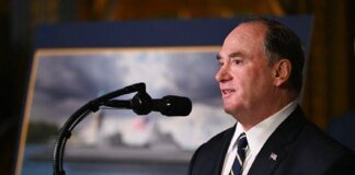 Міністр ВМС США Джон Фелан раптово подав у відставку, його обов’язки виконуватиме заступник