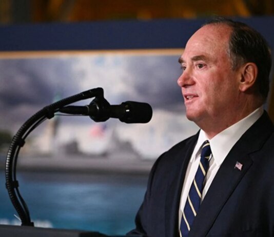 Міністр ВМС США Джон Фелан раптово подав у відставку, його обов’язки виконуватиме заступник