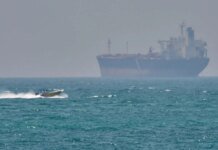 Підсанкційний супертанкер з іранською нафтою намагається прорватися Ормузькою протокою на тлі блокади