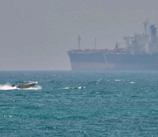 Підсанкційний супертанкер з іранською нафтою намагається прорватися Ормузькою протокою на тлі блокади