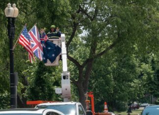 Вашингтон помилково вивісив австралійські прапори замість британських перед візитом короля Чарльза