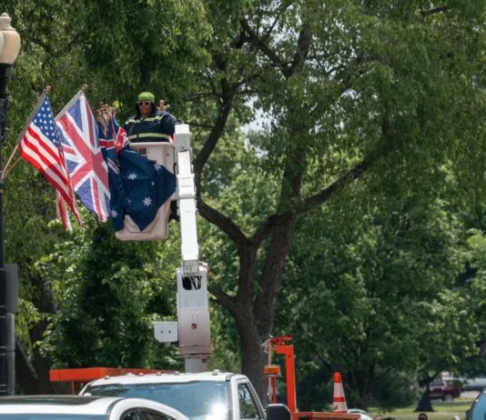 Вашингтон помилково вивісив австралійські прапори замість британських перед візитом короля Чарльза