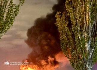Ворог знову атакував Дніпро — зайнялася пожежа на обʼєкті інфраструктури