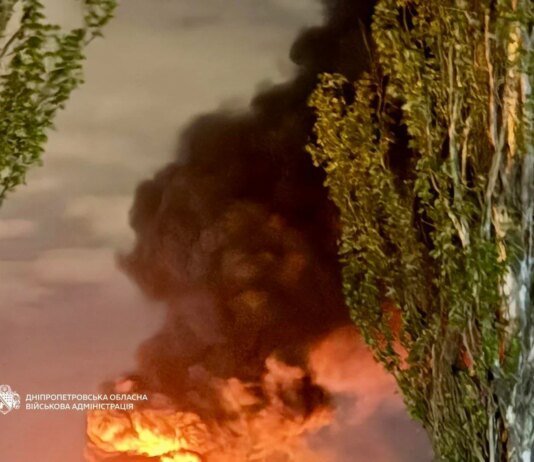 Ворог знову атакував Дніпро — зайнялася пожежа на обʼєкті інфраструктури