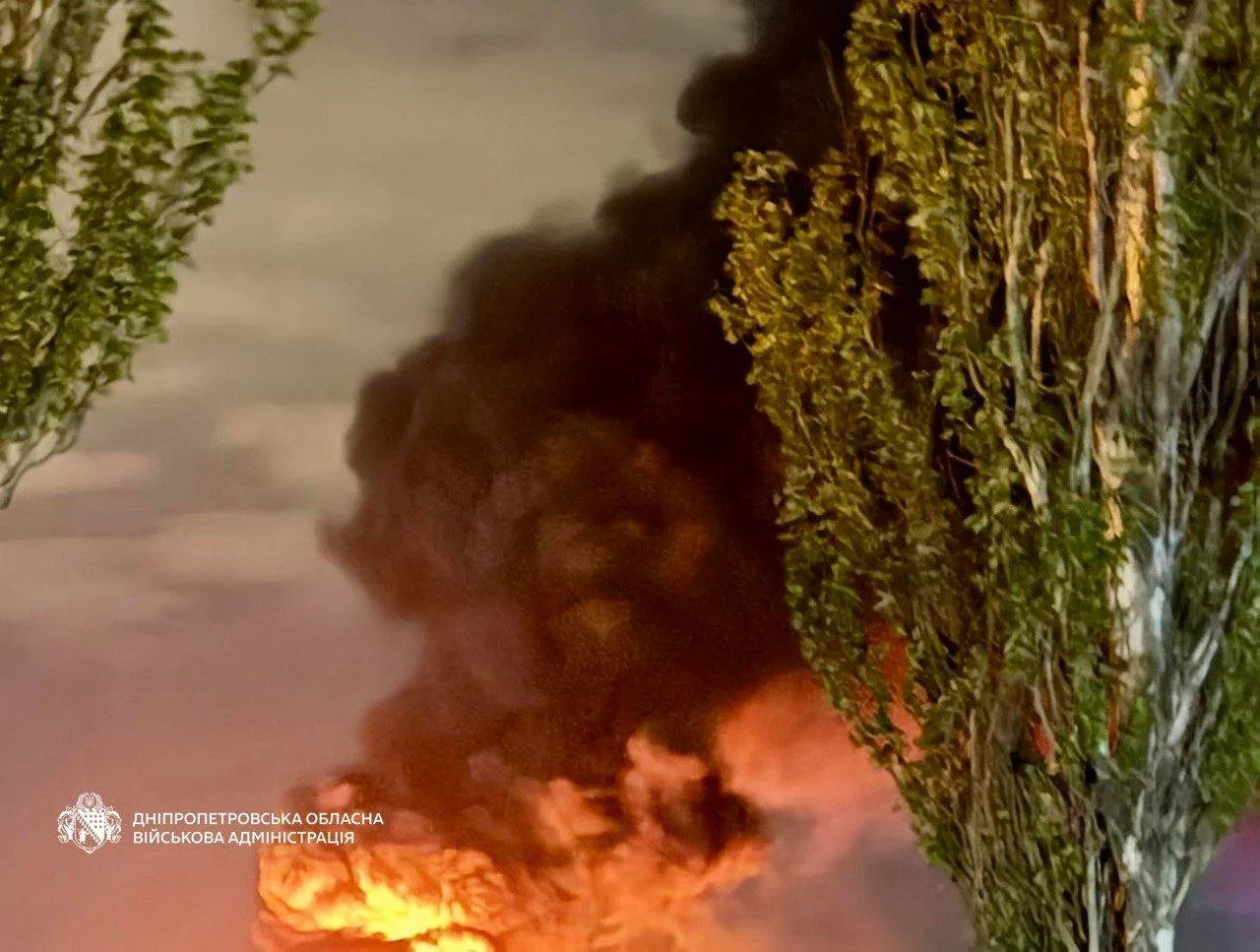 Ворог знову атакував Дніпро — зайнялася пожежа на обʼєкті інфраструктури