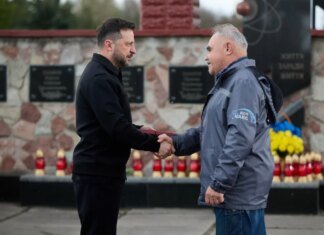 Зеленський відзначив нагородами ліквідаторів аварії на ЧАЕС, рятувальників та працівників станції