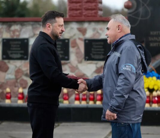 Зеленський відзначив нагородами ліквідаторів аварії на ЧАЕС, рятувальників та працівників станції